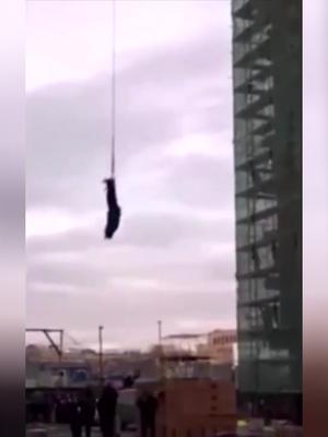 俄罗斯男子作死蹦极，头部触地竟然没死