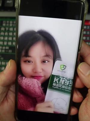 表妹的口罩变装有点难度 冬季到了大家做好个人防护