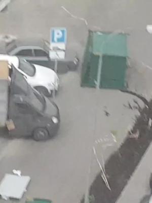 俄罗斯大风肆虐，刮起的垃圾箱差点压死人