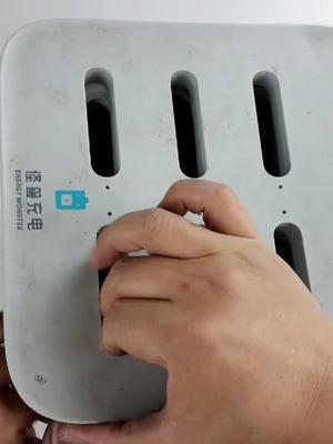 拆解怪兽共享充电宝的充电站，看看它内部是如何给你提供服务的 涨知识