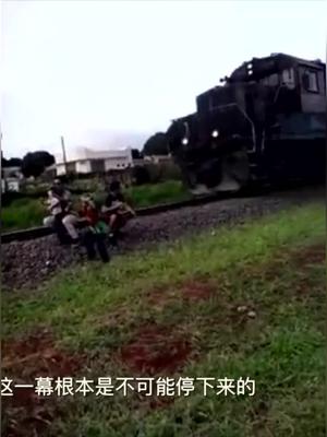 父亲无视危险抱着儿子铁轨上拍照，终被火车撞倒险些丧命