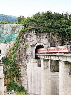 5万余人修建了7年，中国这一铁路究竟有多难建？一公里耗费一个亿