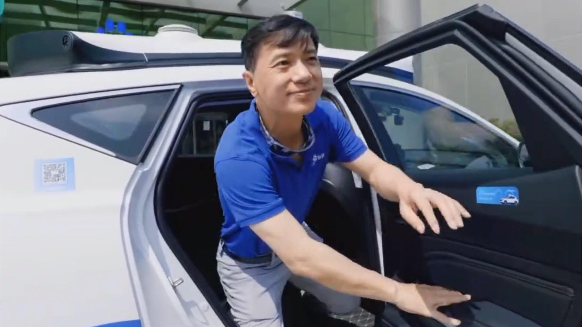 李彦宏坐无人车上班并表示希望尽快普及，因为它比人安全且永远不会违反交通规则 百度 李彦宏 无人驾驶