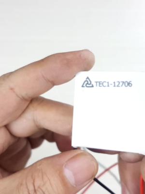 用半导体制冷片制作一个桌面级的小冰箱，看看最终成品效果如何