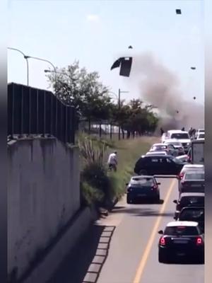 实拍南非运钞车抢劫现场，爆炸声整耳欲聋