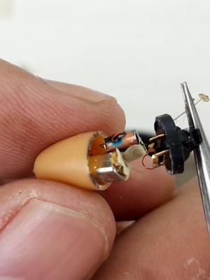 微型无线耳机竟然和黄豆一样大，拆开看看它内部的结构和工作原理 涨知识