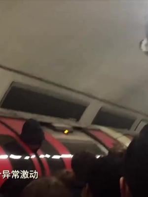 惊险一幕，实拍英国地铁员工头部被地铁车门夹住