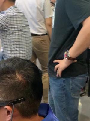 华为VR眼镜现场体验，便于携带的随身VR设备，仅比矿泉水瓶大一点