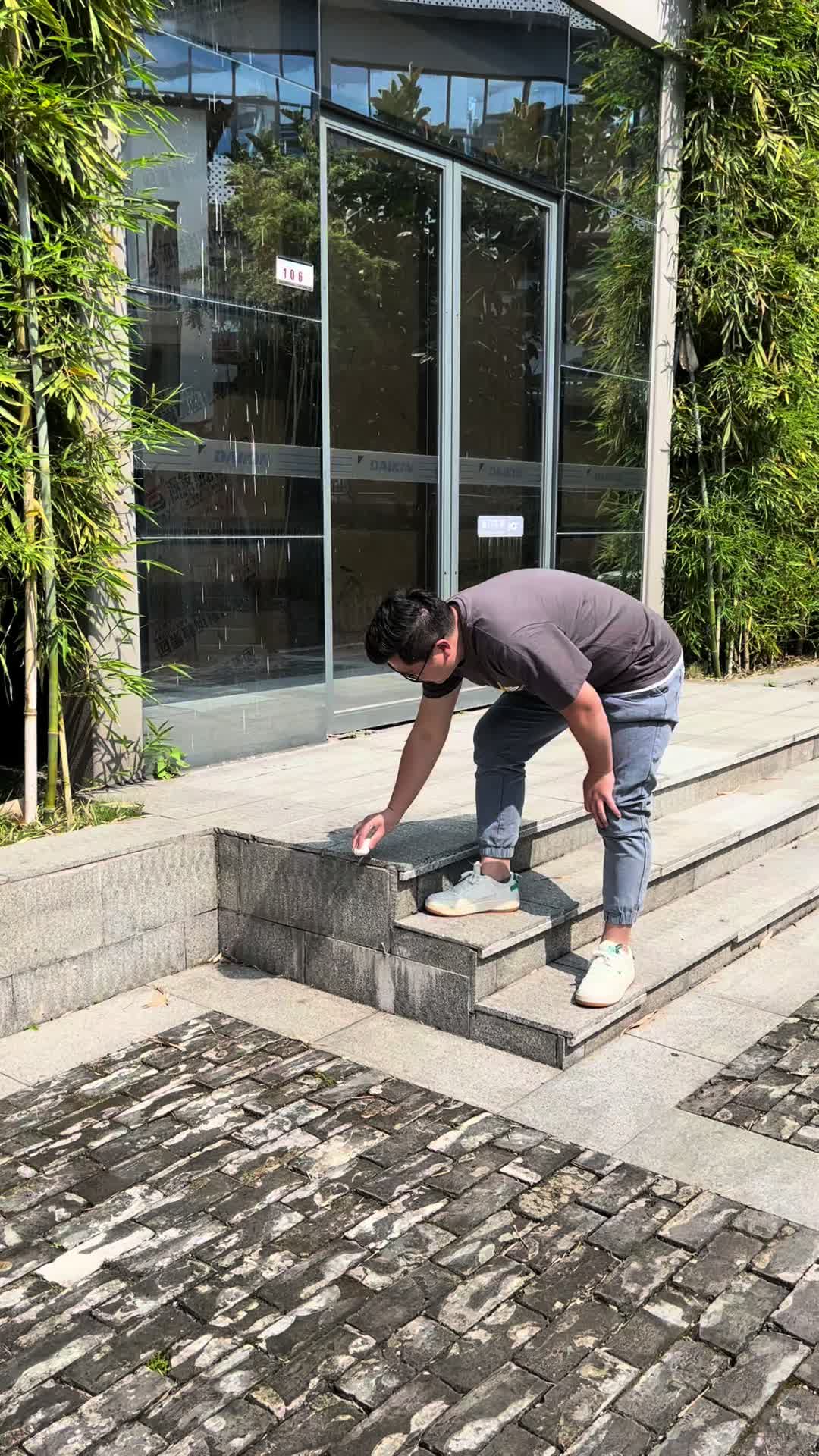 华强北4代耳机虽不贵，只要AIRPODS尾数价就拿下了；但大哥到底有没有必要这样糟蹋测试耐磨？蓝牙耳机 数码科技